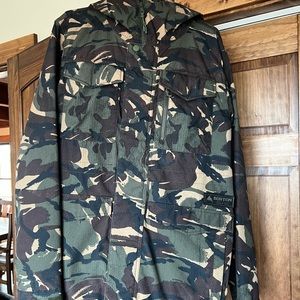 Mens burton snow jacket.  Camo print. Like new condition.  Mens size small